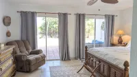 Stunning Marina-Front Townhome in South Bimini: Steps to pristine beaches Hotel di 
