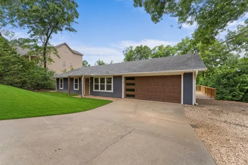 Beaver Lake Getaway-15 min from downtown Rogers with HOT TUB!