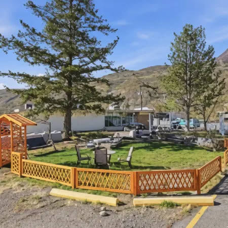 Canadas Best Value Desert Inn & Suites