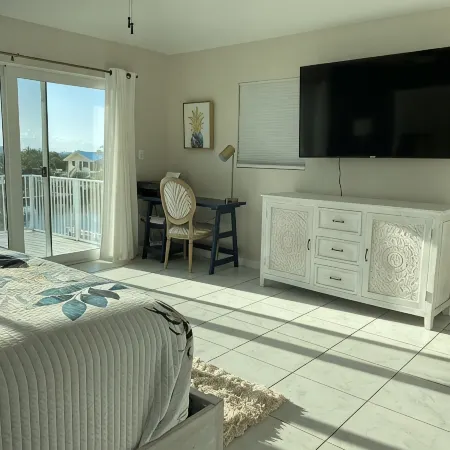 Outstanding pool and outdoor area 5 minute walk to beach!