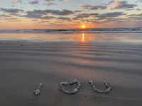 Pet Friendly - Walk to the Beach, Cozy Home - 2성급