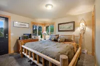 Luxury Cabin 4bdr Mtn and River Views.  Private Hot tub, 2 blocks to downtown - シャレー