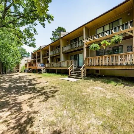 Fairfield Bay Gem w/ pool access and 4 Mi to Lake.