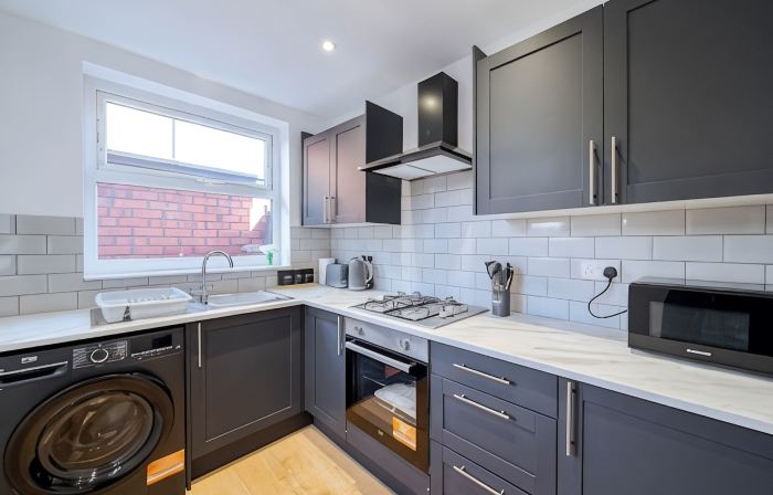 4BR 3BA Wigan Home | Long Stays Welcome