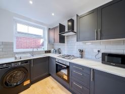 4BR 3BA Wigan Home | Long Stays Welcome