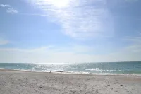 Northshore Villa - 3 Bedroom, 2 Bathroom Vacation Rental Across from the Beach - شاطئ