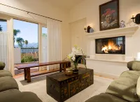 Experience West Beach living, just steps away from Santa Barbara Harbor - Jacuzzi