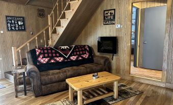 Cozy 2BR/1B cabin overlooking a beautiful creek with access to Catoosa WMA.