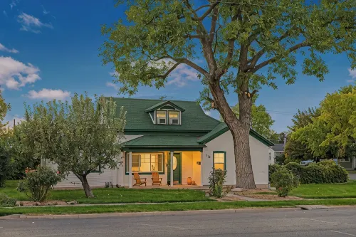 New Remodel · Main Floor Master · Soaking Tub · Stocked Kitchen · Private Yard - Wi-Fi