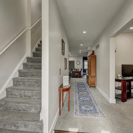 1890's Craftsman Home  5BR 4BA, Sleeps 16+   w 6 TVs.