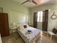 Relaxing Spacious Penthouse. Pool & deck w/panoramic view, 5 minutes to town!