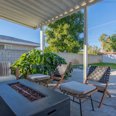 EV Charger L2 Cozy Home short distance to Downtown Riverside