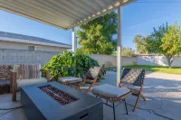 EV Charger L2 Cozy Home short distance to Downtown Riverside