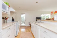 Victoria, ~BC~ - Fully Furnished-Self Contained Garden Suite - Wifi