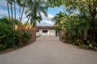 Spacious 3-Bedroom Villa. with a pool, rancho- STEPS away from Langosta Beach. - Villas
