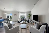 New house!! Outdoor Hot tub with beautiful sunset views - 4-Star
