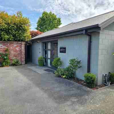 PUMPHOUSE APARTMENT- AIRPORT,spacious,private, warm, homely, family Hotel Exterior