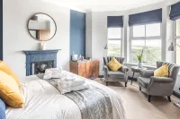 Sea views just yards from restaurants, pubs & shops. Sleeps 16-18, 8 x en-suite. - 4-Star
