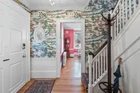 Spacious 1Br on Salem Common l Steps to Downtown l Fenced in Yard + Parking - 4성급