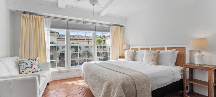 Perfect Palm Beach Location.Classic, spacious  1-bedroom condo, suite with AC. Hotels in Palm Beach