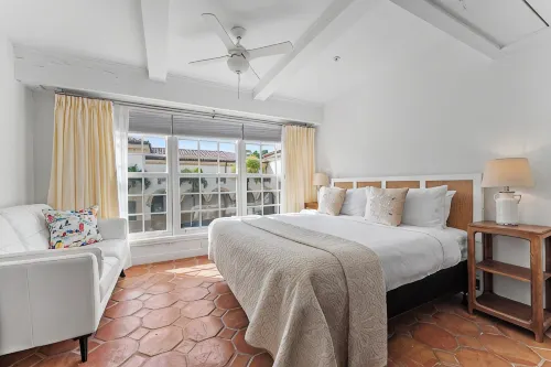 Perfect Palm Beach Location.Classic, spacious  1-bedroom condo, suite with AC. - Homestays