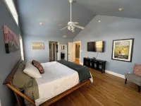 Spacious Midtown 4 bedroom, 3 bath house with private yard. Close to Expo Center - โฮมสเตย์