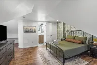 NEW Gorgeous 4bd near universities Hot tub + Games - Bungalows