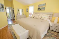 3-bedroom townhome in Key West with fitness room, WiFi