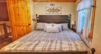 3Br Cabin, Hot Tub, Mountain View, Firepit, Playset, Pets OK, Sleeps 8 - Wifi