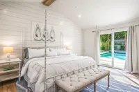 The Palm - East Beach Private Retreat - Saltwater Pool, Hot Tub, Beach Access! - 4성급