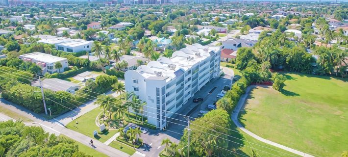 Stylish 2BR, 2BA Apartment with Balcony & Pool - Just Steps from the Beach Ξενοδοχεία στην πόλη Boca Raton