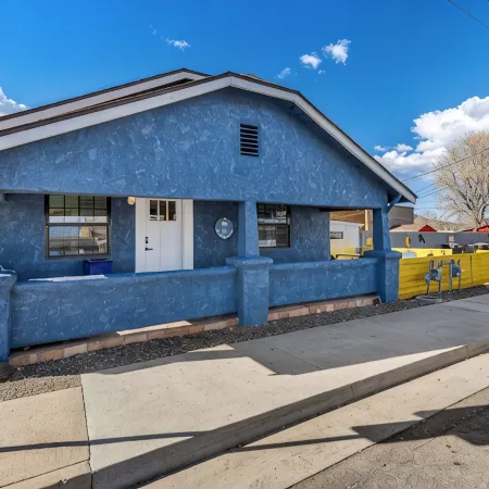 Downtown Historic Hideaway w/3 Adjacent Homes w/Fenced Yards, AC, W/D, Fast WiFi