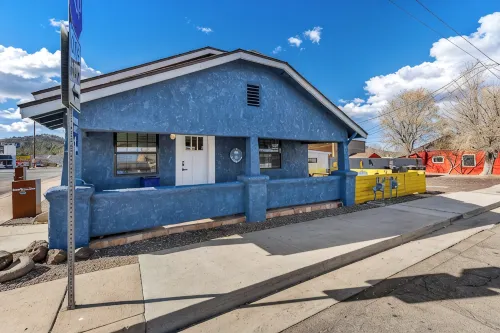 Route 66 Historic Hideaway 6Br/5BA w/3 Bungalows w/Fenced Yards, AC, W/D, Wi-Fi - Boutique
