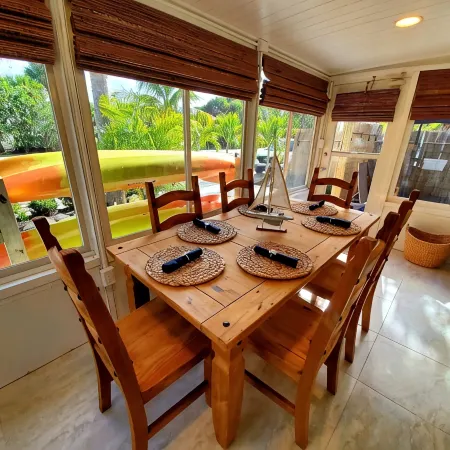 Heated Pool, Bikes, Kayaks, Sups, Outdoor Tiki Bar with TV Corn Hole Court
