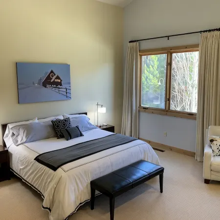 5-Star Craftsman Style Home - Contemporary Decor, Open & Sunny Floor Plan