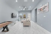 Spacious 4-bedroom house in fabulous Dallas with WiFi, AC - Bungalows