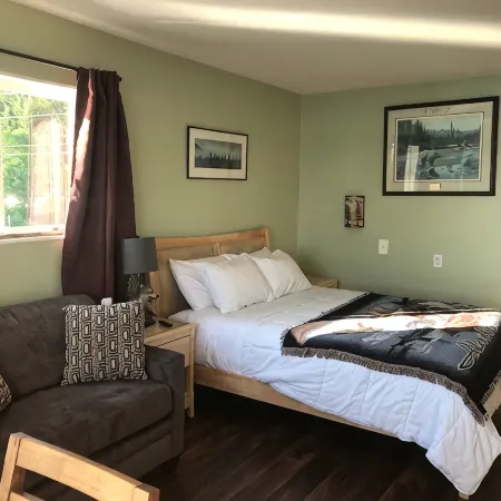 Alaskan Waterfront Studio Apartment (Wolf Suite) Vacation Rental