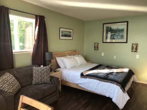 Alaskan Waterfront Studio Apartment (Wolf Suite) Vacation Rental - Wifi