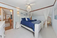 Peaceful Lake Front Home Sleeps 12 - Homestays