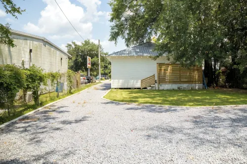 The Vincent B - on Government St! Walk to Restaurants, Bars & Shopping! - 4-Star