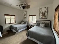 Private Mountain Retreat with room to roam! Horses welcome! - Hytter