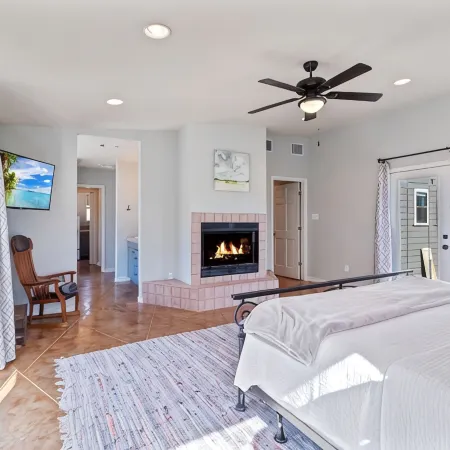 The Porch & Prairie Ranch, Sleeps 20! Peaceful Oasis, Pool, Jacuzzi, Events!