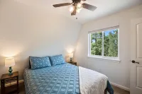NEW Updated, SUNSETCABIN:3 bd,1.5 bth, secluded, beautiful views, deck, sleeps 6 - Chalets