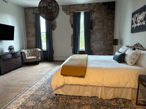 Guest Favorite! Spacious Loft Overlooking NC Transportation Museum - 4 tähden
