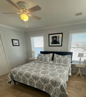 A cozy house that sleeps 10 just a few blocks from the beach - con encanto