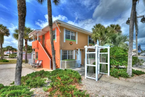 Pet-Friendly, Beach-Themed Tropical Manor 2 Bedrm Apts Across from Daytona Beach - Apartments