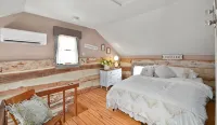 Vintage cabin in the ❤️ of Middletown , MD.  Pet friendly and prime location. - 4-Star