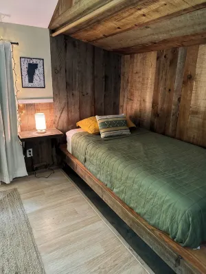 Cozy Cabin on Mill Brook, Minutes to Sugarbush & MAD River Glen - Wifi