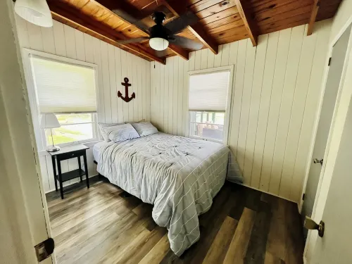 Lake Front Cabin W/ Screened-in Porch and personal dock - Close for Auburn games - Chalets