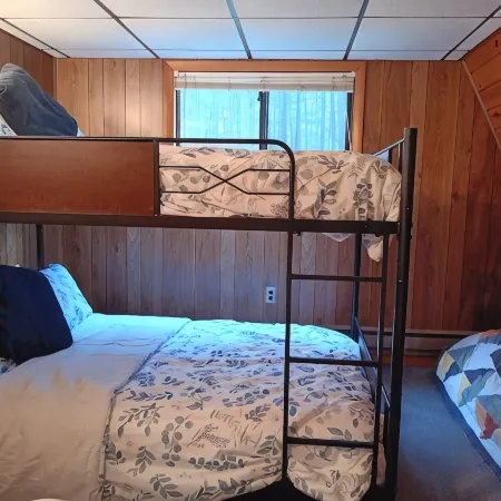 Bear Bottom Cabin. Your own getaway adventure!Sleeps 16 - 4 bedrooms